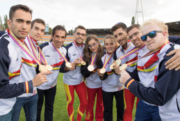 Deportistas paralímpicos mostrando sus medallas