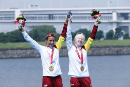 Susana Rodríguez y Sara Loehr tras recibir la medalla de oro en el podium