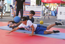 Niños jugando al goalball