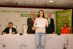 Sarai Gascón recoge su beca para el curso 2022-2023.