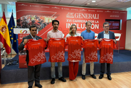 Momento de la presentación, con los ponentes mostrando la camiseta conmemorativa