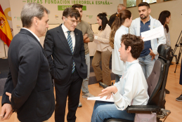 Momento del acto de entrega de becas en 2024