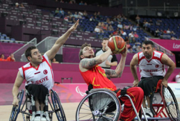 Espa�a jugando el partido contra Turqu�a