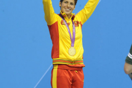 Michelle Alonso con su medalla de oro en 100 braza