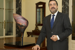 Miguel Carballeda con el pebetero