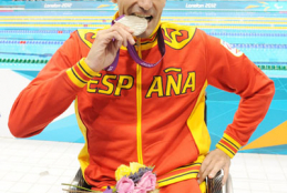 Miguel Luque mordiendo su medalla de plata