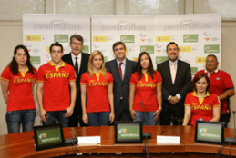 Fernando Becker, Miguel Cardenal y Miguel Carballeda, junto a miembros del Equipo Paral�mpico Espa�ol