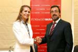 La Infanta Do&#241;a Elena y Miguel Carballeda, en la firma del convenio