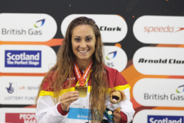 Sarai Gasc�n con su medalla de oro en el Mundial Glasgow 2015
