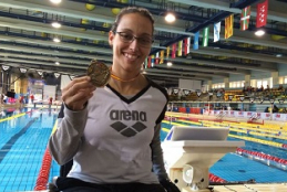 Teresa Perales muestra una medalla lograda en el Campeonato de Espa�a de Madrid