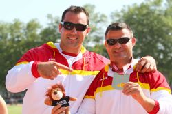 David Casinos, con su oro en disco y su gua Jos Luis Arroyo, en el Mundial de Lyon 2013