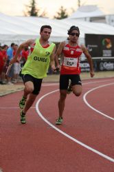 Martn Parejo y su gua, Tim Stewart, en el relevo de 4x100 metros (clases T11-T13) del Mundial de Lyon 2013