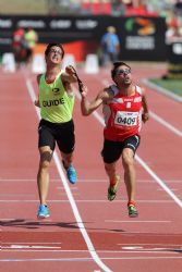 Xavier Porras y su gua, Enric Martn Panads, en los 100 metros (clase T11) del Mundial de Lyon 2013