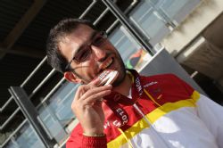 Maximiliano Rodrguez muerde su medalla de bronce de los 100 metros (clase T12) en el Mundial de Lyon 2013