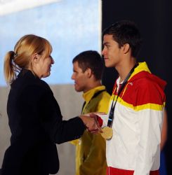 Israel Oliver recibe la medalla de oro de los 400 metros libre (S11), del Campeonato del Mundo de Natacin Paralmpica en Montreal, Canad.