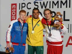 David Levecq con el bronce tras la prueba de los 100 metros mariposa (S10), del Campeonato del Mundo de Natacin Paralmpica en Montreal, Canad.