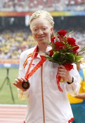 Eva Ngui con la medalla de bronce de los 100 metros.