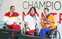 Miguel Luque muerde la medalla de plata de los 50 metros braza (SB3), del Campeonato del Mundo de Natacin Paralmpica en Montreal, Canad.