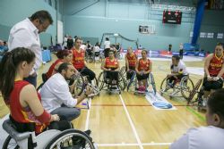 Equipo femenino en un tiempo muerto frente a Alemania en el Europeo 2015 BSR