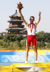 Javier Ochoa con la medalla de oro de contrarreloj en carretera.