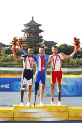 Roberto Alcaide con la medalla de bronce de la contrarreloj en carretera.