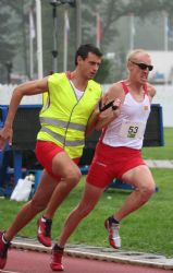 Luis Bullido, junto a su gua, en los Campeonatos del Mundo Assen 2006