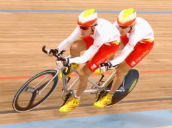 Christian Venge (detrs) y David Llaurad, piloto, en los Juegos Paralmpicos de Atenas 2004