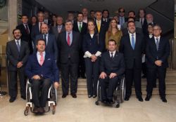 Foto de familia de la Asamblea General del Comit Paralmpico Espaol de diciembre2015, con su Presidenta de Honor, SAR Infanta Doa Elena de Borbn