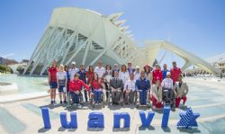 Presentacin de la ropa que vestir el equipo paralmpico espaol en los Juegos Paralmpicos de Rio2016 diseada por Luanvi