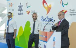 Presentacin de la ropa que vestir el equipo paralmpico espaol en los Juegos Paralmpicos de Rio2016 diseada por Luanvi