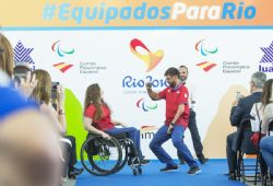 Presentacin de la ropa que vestir el equipo paralmpico espaol en los Juegos Paralmpicos de Rio2016 diseada por Luanvi