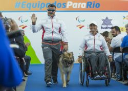 Presentacin de la ropa que vestir el equipo paralmpico espaol en los Juegos Paralmpicos de Rio2016 diseada por Luanvi