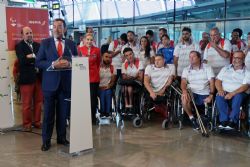 Miguel Carballeda despide a los deportistas que inician su viaje a Ro de Janeiro.