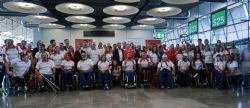 Foto de familia tras el acto de despedida en el aeropuerto de Barajas a los deportistas que inician su viaje a Ro de Janeiro.