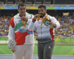 Kim Lpez recibe su medalla de oro en lanzamiento de peso F12 durante los Juegos Paralmpicos de Ro 2016.