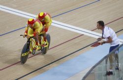 El ciclista Ignacio vila, junto al deportista de apoyo Joan Font, reciben el apoyo de su preparador durante la celebracin de la prueba de persecucin de la clase MB celebrada en la primera jornada de los Juegos Paralmpicos de Rio 2016.