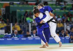 La judoka valenciana Mónica Merenciano intenta una maniobra durante uno de los combates de la competición de judo hasta 57 kilos en la que ha finalizado en quinta posiciòn