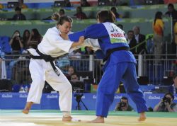 Mónica Merenciano lucha contra la japonesa Hirose Junko en el combate por la medalla de bronce en la competición de judo hasta 57 kilos.