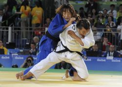 Mónica Merenciano intenta una maniobra en su combate contra la japonesa Hirose Junko en la competición de judo hasta 57 kilos