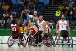 Asier Garca defiende un ataque de Canad en el Espaa-Canad (80-46) de la primera jornada de BSR en los Juegos Paralmpicos de Rio