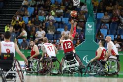 Jugadores de Espaa y Canad luchan por un rebote en el partido que el combinado nacional gan por 80-46 a los actuales campeones paralmpicos.