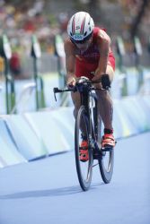 Jairo Ruiz disputando la prueba de triatln masculino categoria PT4 Medalla de Bronce