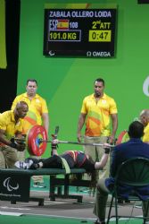 La extremea Loida Zabala, en su segundo intento de levantar 101 kilos en la competicin de halterofilia hasta 50 kilos