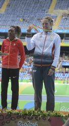 Izaskun Oss muestra  la medalla de bronce obtenida en su estreno en unos Juegos Paralmpicos en los 1500 metros de Ro 2016