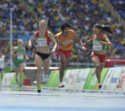 Izaskun Oss gana la medalla de bronce en los 1500 metros T13, en su estreno en unos Juegos Paralmpicos en Ro 2016.