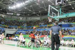 Amadou Diallo (10) intenta un tiro a canasta en el partido de baloncesto que Espaa venci a Japn (55-39)