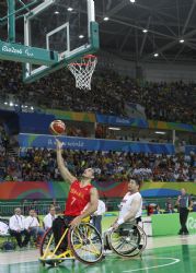 Pablo Zarzuela (7) se dispone a anotar en el Japn-Espaa (39-55) de la segunda jornada del torneo paralmpico de baloncesto