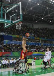 Imagen de un ataque de Espaa en el partido de baloncesto que le enfrent a Japn y que gan por 55-39