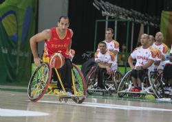 Pablo Zarzuela (7) conduce un ataque del equipo espaol en el Japn-Espaa (39-55)