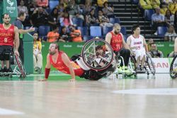 Asier García (13), en el suelo en una acción del Japón-España (39-55) de baloncesto
